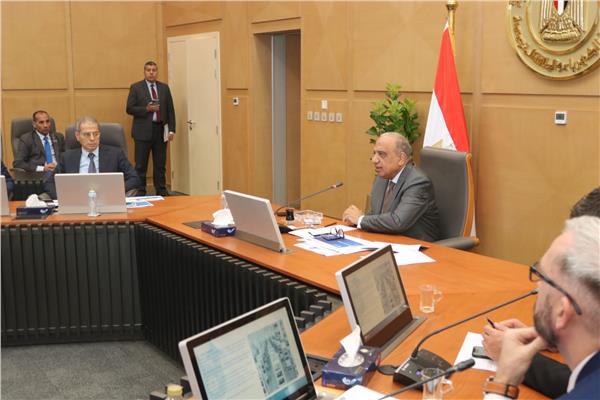 وزير الكهرباء خلال اللقاء