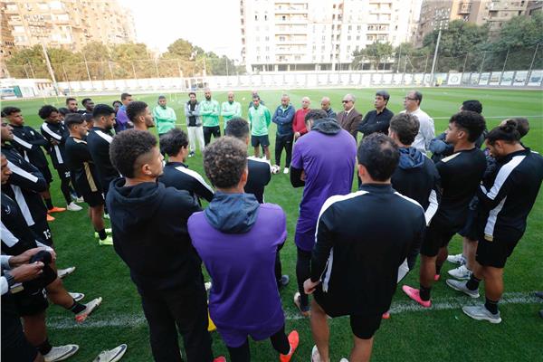 رئيس البنك الأهلي يجتمع بالجهاز الفني واللاعبين