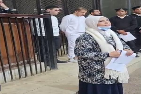 الطبيبة الشرعية أثناء الإدلاء شهادتها أمام المحكمة