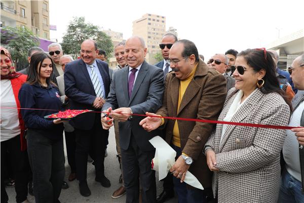 محافظ القاهرة أثناء افتتاح أسواق اليوم الواحد بالمرج 