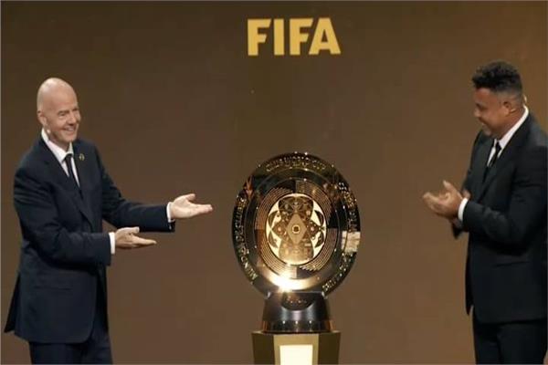 رئيس الاتحاد الدولي لكرة القدم جياني إنفانتينو يقدم الكأس خلال حفل قرعة كأس العالم للأندية 2025