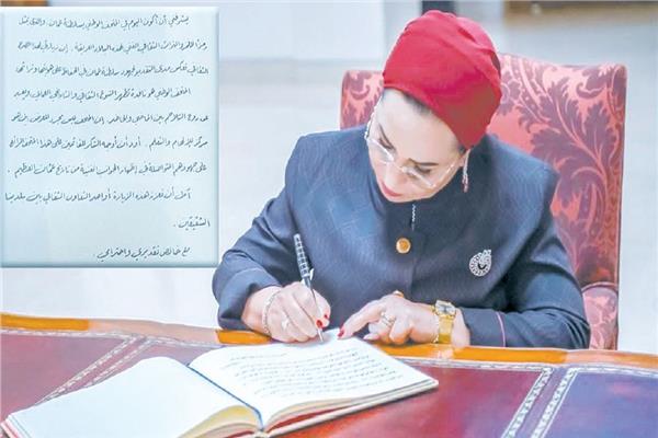 قرينة الرئيس تكتب رسالة فى سجلات المتحف الوطنى العمانى