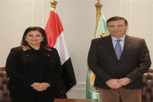 علاء فاروق وزير الزراعة  و الدكتورة دينا صالح المدير الاقليمى للصندوق الدولى