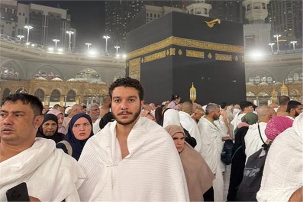 نور خالد النبوي يؤدي مناسك العمرة