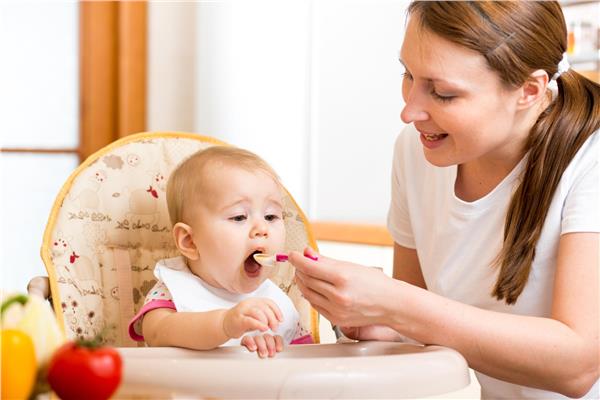 عناصر غذائية يحتاجها طفلك في عمر 6 أشهر 