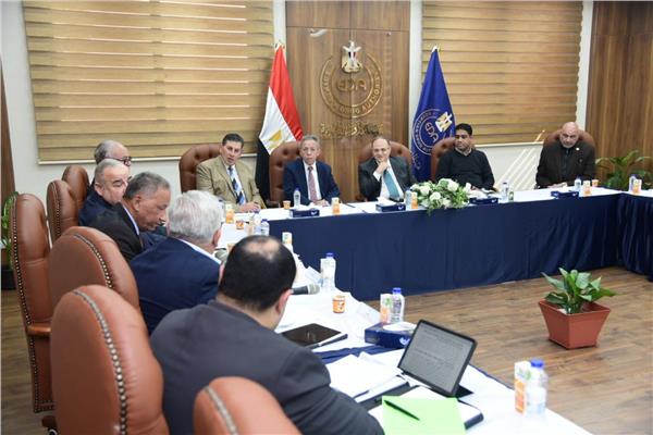 اجتماع رئيس هيئة الدواء مع جهاز الدمغة الطبية وأعضاء نقابتي للأطباء والصيادلة وصناعة الدواء
