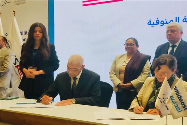 الدكتور أحمد القاصد رئيس جامعة المنوفية خلال توقيع بروتوكول تعاون