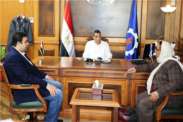 لقاء المحافظ مع رئيسة الوحدة التنمية المحلية