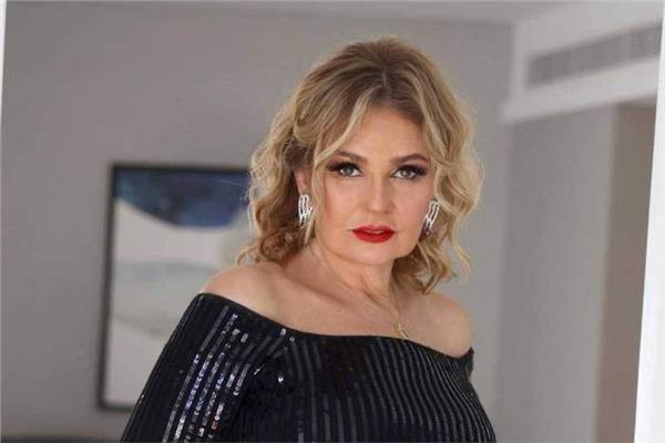  الفنانة يسرا