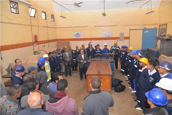 محافظ أسيوط يتفقد ورش مدرسة الثانوية