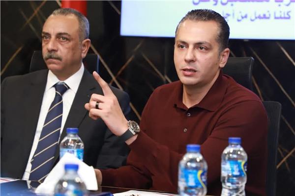النائب أحمد عبد الجواد خلال الاجتماع