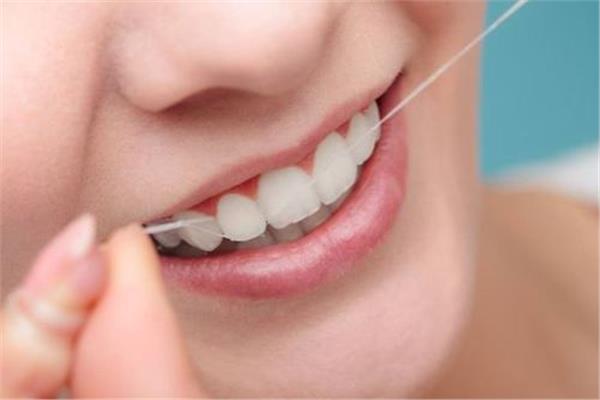 الطريقة الصحيحة لتنظيف الأسنان بالخيط