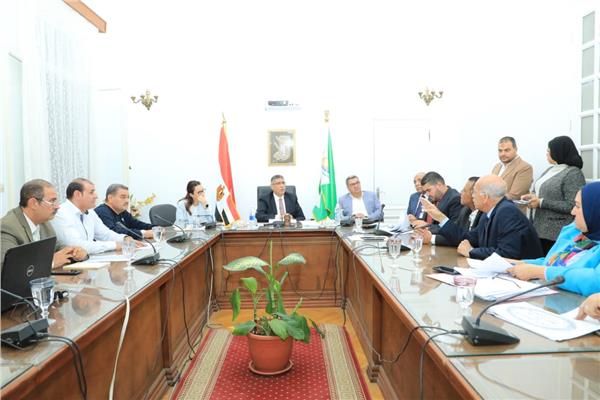 المهندس عادل النجار محافظ الجيزة خلال لقائه بالمواطنين 