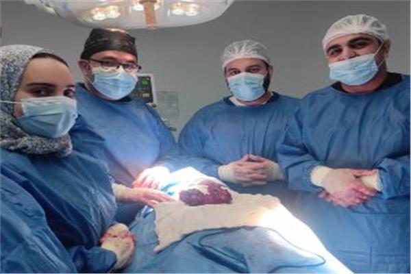 استئصال ورم متشعب من الغدة الدرقية لـ عجوز