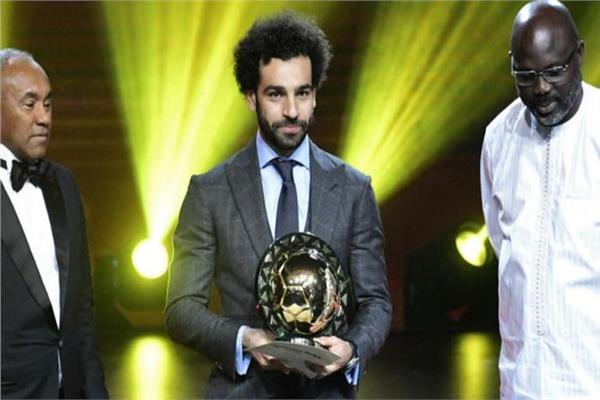 محمد صلاح مع جائزة أفضل لاعب 