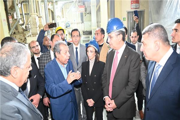 محافظ البحيرة ووزير التموين يتفقدان أحد مضارب الأرز
