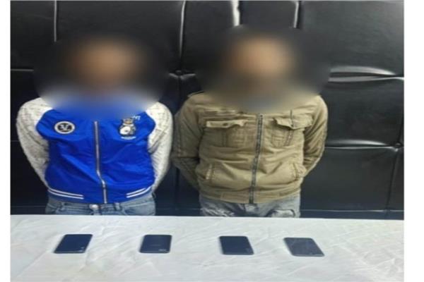 المتهمين وبحوزتهم المضبوطات