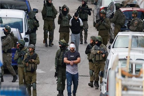 قوات الاحتلال الإسرائيلي تعتقل عددًا من الفلسطينيين - أرشيفية