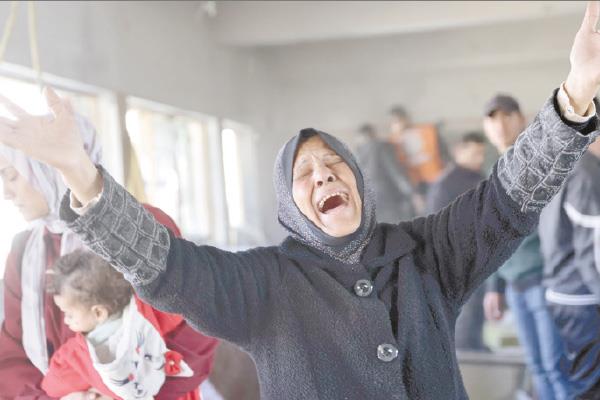 صراخ فلسطينية بعد استشهاد عائلتها