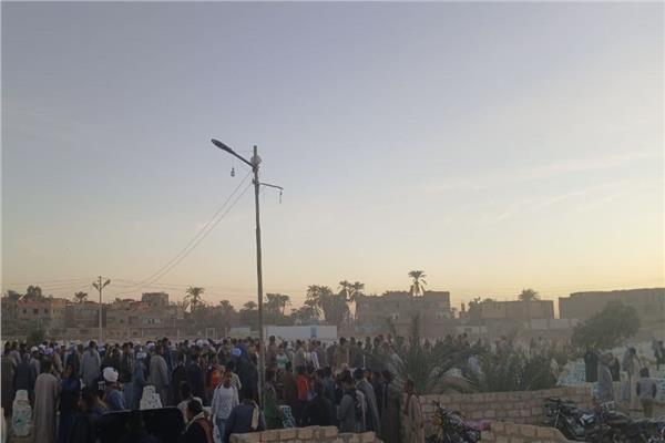 المئات يشيعون جثة " طفلة الرمال" بقنا