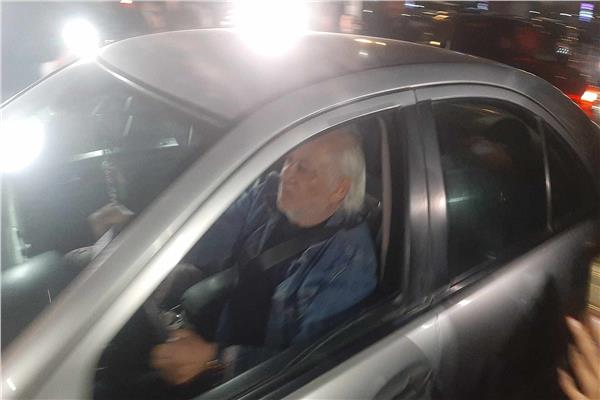 وصول سامح الصريطي في جنازة نبيل الحلفاوي بمسجد الشرطة