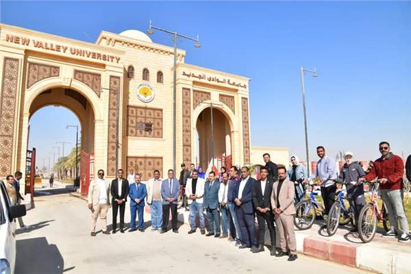  تسلم الدرجات الهوائية للطلاب جامعة الوادى الجديد
