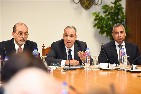 اجتماع وزير الخارجية والهجرة بوفد لجنة الشئون الخارجية بمجلس الشيوخ الفرنسي