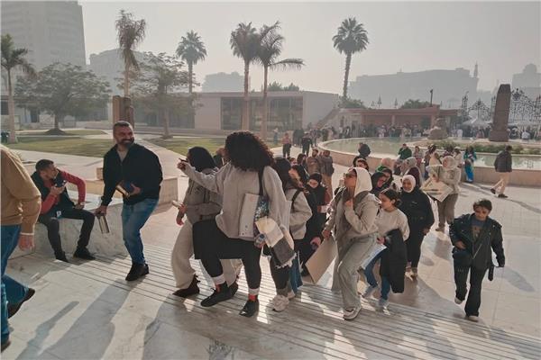 طلاب المدارس يتوافدون على المتحف المصري بالقاهرة