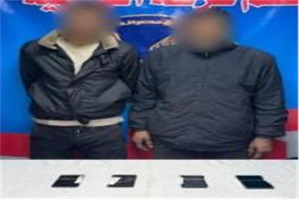 المتهمين وأمامهم المضبوطات