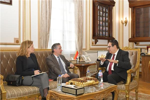 رئيس جامعة القاهرة يلتقي المدير الإقليمي للوكالة الفرانكفونية 