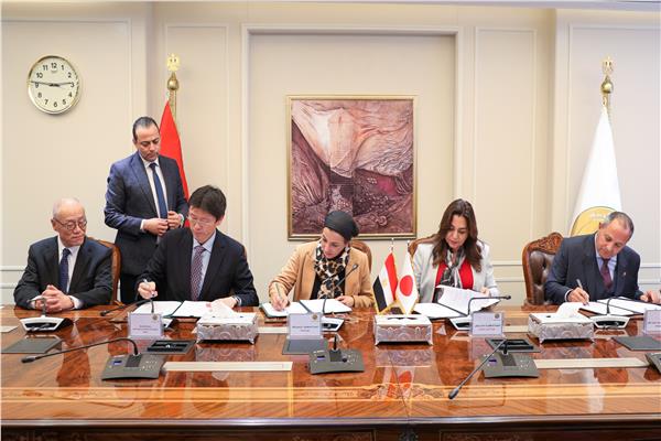 وزيرتا البيئة والتنمية المحلية  يوقعان  مع هيئة التعاون اليابانية 