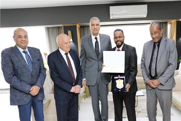 محافظ أسوان يكرم المعلم المثالى لعام 2024