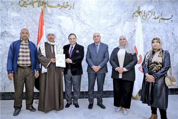 السكرتير العام والمساعد يسلمان عدد من  نموذج 8 تصالح للمواطنين بحي الكوثر