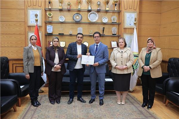 "الجيزاوي" يكرم القائمين على الهوية البصرية 