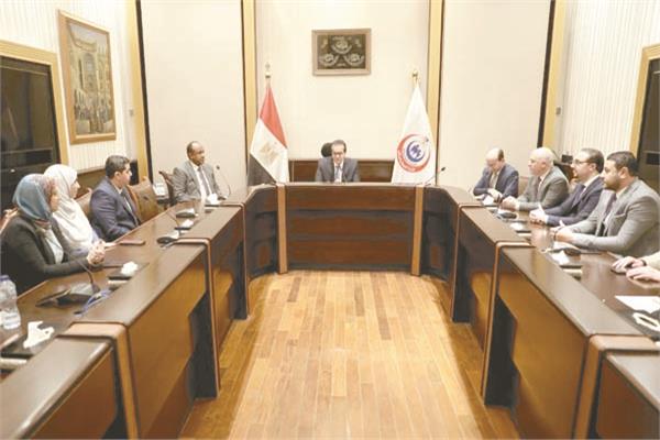 د. خالد عبدالغفار خلال اجتماعه مع أعضاء الفريق الطبى بمديرية الشئون الصحية بالقليوبية