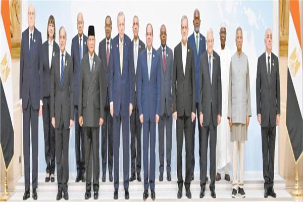 الرئيس عبد الفتاح السيسى يتوسط الزعماء المشاركين  فى القمة ورؤساء الوزراء والوزراء ممثلى بلدانهم