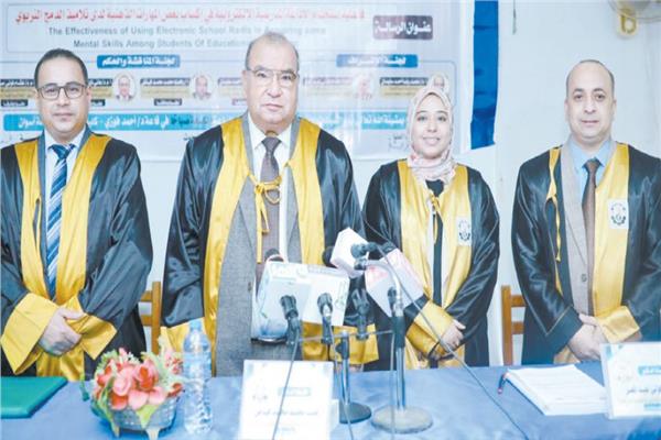 الباحثة مع لجنة المناقشة برئاسة الكاتب الصحفى رفعت فياض