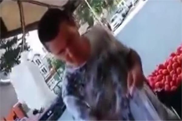 بشار الأسد يشتري الخضار في موسكو