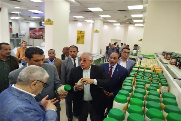 نائب محافظ الأقصر فى جولة داخل فرع هايبر