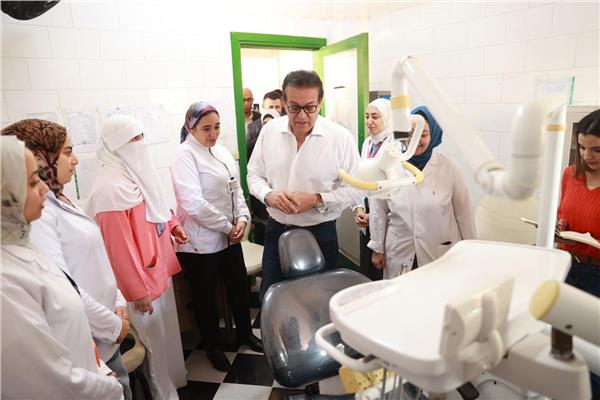  وزير الصحة يتفقد مركز طبي شرق النيل ببني سويف 