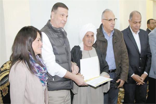 تسليم عدد من المنح للمستفيدين من مشروع الاستثمارات الزراعية المستدامة