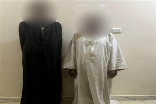 المتهمان بعد القبض عليهما