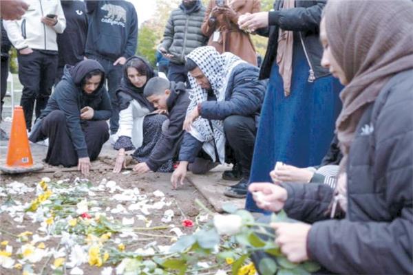 أصدقاء وجيران الطفل الأمريكى الفلسطينى الأصل يضعون الزهور على قبره