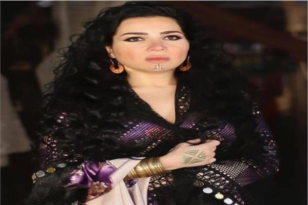 الفنانة مي عز الدين 