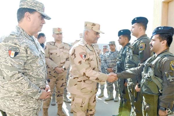 الفريق أول عبدالمجيد صقر القائد العام للقوات المسلحة يصافح عددًا من أفراد القوات الجوية