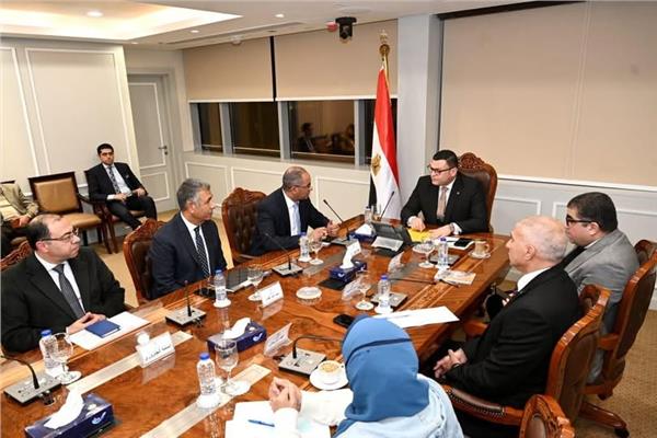 وزير الإسكان خلال اجتماعه امس