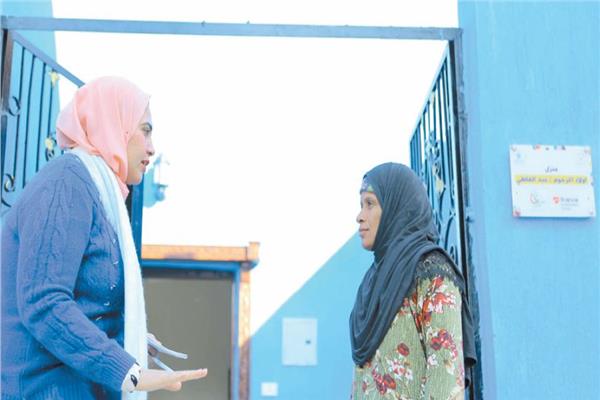 محررة «الأخبار» تلتقى إحدى المستفيدات من أهالى قرية الخرطوم