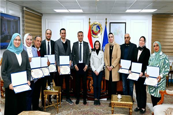 محافظ البحيرة تكرم فريق عمل  وحدة طب أسرة أبيس