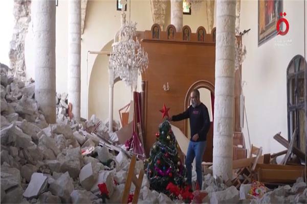 لبنانيون يزينون شجرةعيد الميلاد فوق أنقاض الكنائس