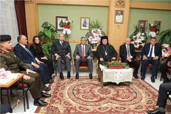 محافظ الجيزة خلال زيارته للكنيسة الكاثوليكية لتهنئة الأقباط بعيد الميلاد المجيد